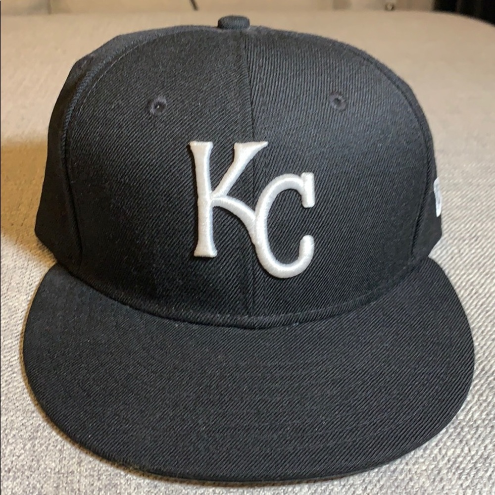 FITTED HAT